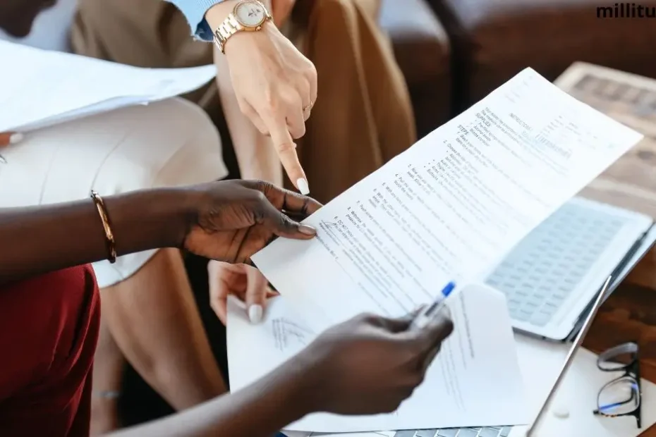 Profissional de saúde entregando um documento a um paciente, representando a orientação para a solicitação do auxílio doença para diabéticos.