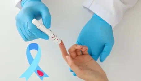 14 de Novembro Dia Mundial do Diabetes: Combate a diabetes 1 Imagem: pessoa com luva nitrílica azul furando o dedo da paciente com a caneta lancetadora, símbolo do dia 14 de novembro dia mundial do diabetes ao lado.
