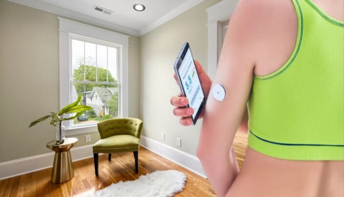 Medidor de Glicose sem Furo no Dedo: Tecnologia e Marcas 2 Pessoa usando medidor de glicose sem furo no dedo no braço, mostrando as vantagens do sensor de glicose sem furo